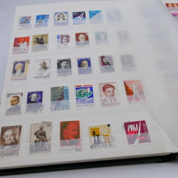 Vrac de timbres du monde neufs et oblitérés en un carton.