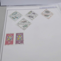 Vrac de timbres du monde neufs et oblitérés en un carton.