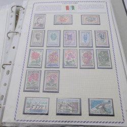 Vrac de timbres du monde neufs et oblitérés en un carton.