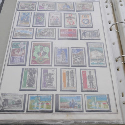 Vrac de timbres du monde neufs et oblitérés en un carton.