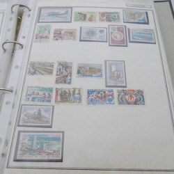 Vrac de timbres du monde neufs et oblitérés en un carton.