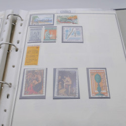 Vrac de timbres du monde neufs et oblitérés en un carton.