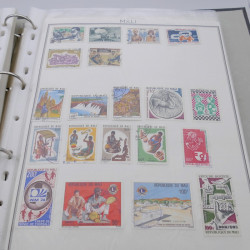 Vrac de timbres du monde neufs et oblitérés en un carton.