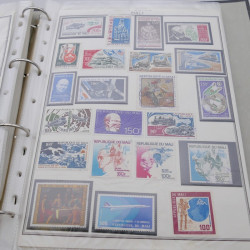 Vrac de timbres du monde neufs et oblitérés en un carton.