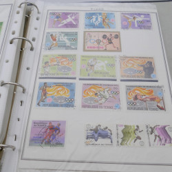 Vrac de timbres du monde neufs et oblitérés en un carton.