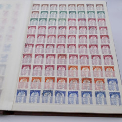 Vrac de timbres du monde neufs et oblitérés en un carton.