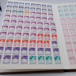 Vrac de timbres du monde neufs et oblitérés en un carton.