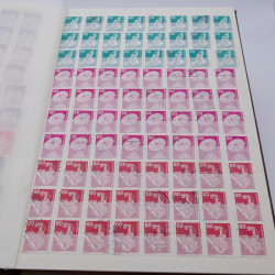 Vrac de timbres du monde neufs et oblitérés en un carton.