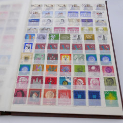 Vrac de timbres du monde neufs et oblitérés en un carton.