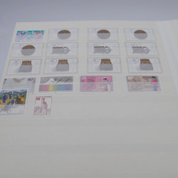 Vrac de timbres du monde neufs et oblitérés en un carton.