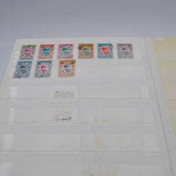 Vrac de timbres du monde neufs et oblitérés en un carton.