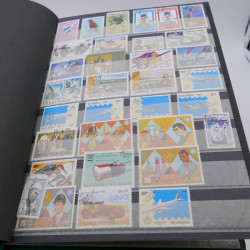 Vrac de timbres du monde neufs et oblitérés en un carton.