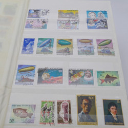 Vrac de timbres du monde neufs et oblitérés en un carton.