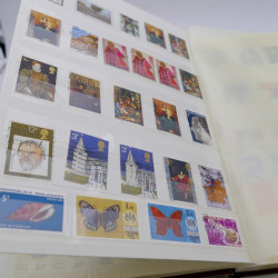 Vrac de timbres du monde neufs et oblitérés en un carton.