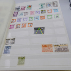 Vrac de timbres du monde neufs et oblitérés en un carton.