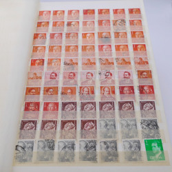 Vrac de timbres du monde neufs et oblitérés en un carton.