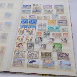 Vrac de timbres du monde neufs et oblitérés en un carton.