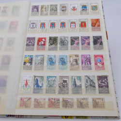 Vrac de timbres du monde neufs et oblitérés en un carton.