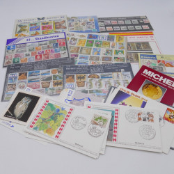 Vrac de timbres du monde neufs et oblitérés en un carton.