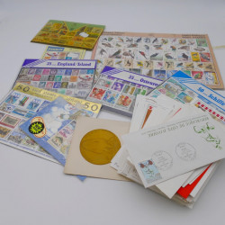 Vrac de timbres du monde neufs et oblitérés en un carton.