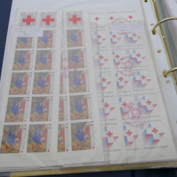 Lot de carnets, feuillets de timbres de France 1968-2005 neufs** en un album.