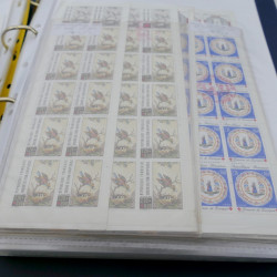 Lot de carnets, feuillets de timbres de France 1968-2005 neufs** en un album.