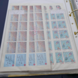 Lot de carnets, feuillets de timbres de France 1968-2005 neufs** en un album.