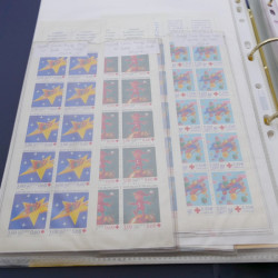 Lot de carnets, feuillets de timbres de France 1968-2005 neufs** en un album.