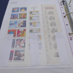 Lot de carnets, feuillets de timbres de France 1968-2005 neufs** en un album.