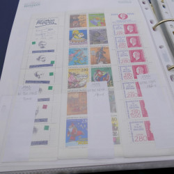 Lot de carnets, feuillets de timbres de France 1968-2005 neufs** en un album.