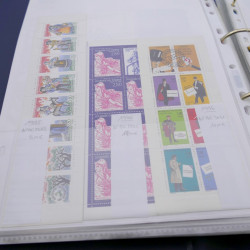 Lot de carnets, feuillets de timbres de France 1968-2005 neufs** en un album.