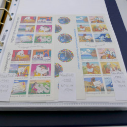 Lot de carnets, feuillets de timbres de France 1968-2005 neufs** en un album.