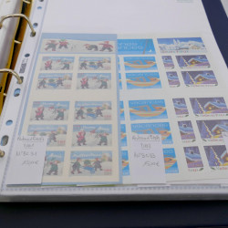 Lot de carnets, feuillets de timbres de France 1968-2005 neufs** en un album.