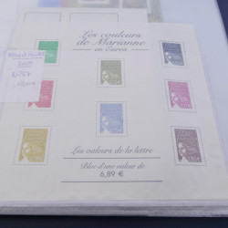 Lot de carnets, feuillets de timbres de France 1968-2005 neufs** en un album.