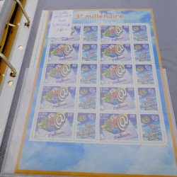 Lot de carnets, feuillets de timbres de France 1968-2005 neufs** en un album.